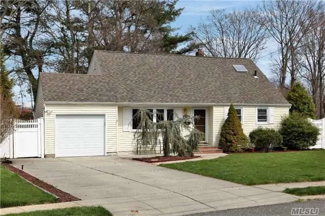 3 Level Split Home, 3 Bed, 2 Full Bath, 1 Car Garage, New Architectural Roof, Large Fdr, Hardwood Floors, Newer Appliances, 6 Zones Igs, Updated Bath W/Skylight, Cac, Hi Hats, Gas Heat, Fenced In Back Yard W/Paved Patio, Profess.Landscaped, Close To Schools, Lirr, Restaurants, Shopping, Beaches, Low Taxes! W/ Star: $8362, Smithtown Schools!!!.