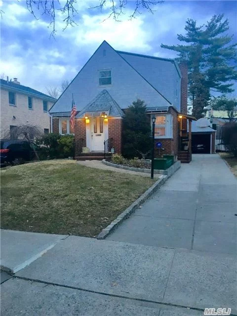 R3-2 Zoning!! Magnificent Notable Cape In Well Sought Out Fresh Meadows! Features Prime 40 X 100 Lot. Eat In Kitchen With Dining Area. Full Basement, 4 Large Bedrooms, 2 Full Bathrooms, And Spacious Office. Super Clean And Well Kept. Investors Special - Near Schools, Shops & Transportation.