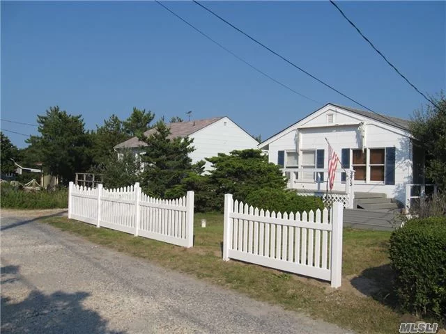 Peconic Beach Cottage With Water Views. Steps To Sound Beach And Fishing From Goldsmiths Jetty, 3 Br, 1.5 Ba, Eik,  Living Room, Front Deck Beautiful Sunsets. Great Location