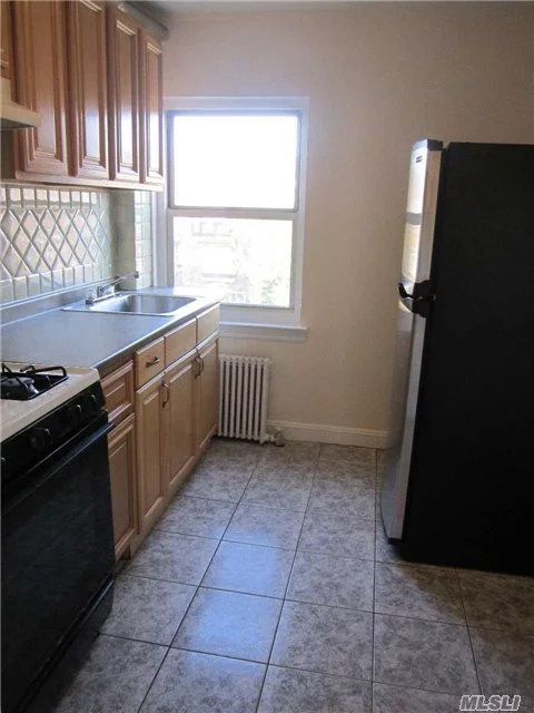 2 Dwelling Home, 2nd Fl, Very Bright 3 Rm Apt Good Size Br For Queen Size Bed. Spacious L/R. Eik With Ss Refrigerator. 6 Closets, Tiled Floors. Appliances Included. Heat & Hot Water Included.Convenience To Atlas Mall, Woodhave Blvd, Metropolitan Ave, Q29...