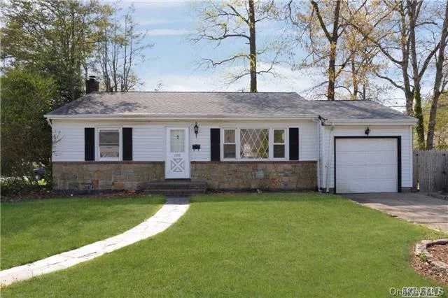 Great Opportunity 6 Room Expanded Ranch Needs Some Work. Offers 3 Bedrooms, Eik, Family Room, Wood Floors Through-Out. Large Partially Finished Basement. Choose From 4 Elementary Schools, Grand Avenue Middle School And Mepham High School.