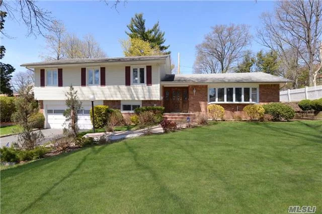 Sunny South Eastern Facing Spacious Sprawling Split On Cul-De Sac. Renovated Throughout. Gourmet Granite Eik, New Baths, Lge Lr/Dr W/ Vaulted Ceiling.Den To Deck/Backyard. 5 Bedrooms.Great For Entertainment. 8 Minute Walk To Lirr & Town