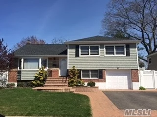 Priced To Sell!Syosset Woods 3 Bdrm Split W/1 Car Garage!Perfect Mid-Blk Loc W/Remarkable Curb Appeal!Light, Bright Open Layout!Updated Eik W/Raised Ceiling!Master W/Fbth Plus 2 Bdrms & Fbth. Beautiful Landscaped Backyd W/Pvc Fence, Wood Deck &Brick Patio.Fin Basement W/Great Storage! Anderson Windows, Hardwood Fl, Cac, New Roof, Siding.Willets Elem, Hbt Middle!A True Gem!