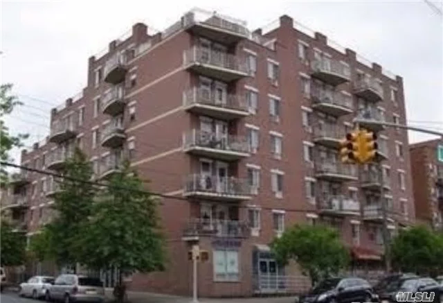 Convenient To All. Close To #7 Subway Train, And Supermarket. A Laundry Room In The Building.