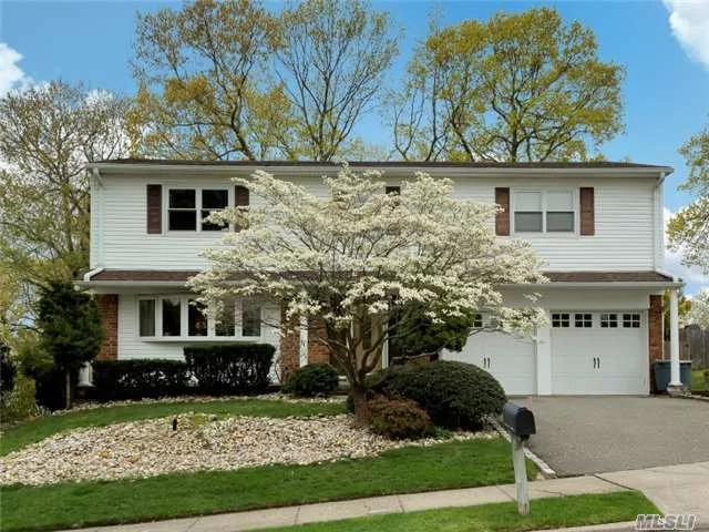 North Syosset - Beautifully Located 4 Bedroom, 3.5 Bath Splanch On Cul De Sac. All 4 Bedrooms On One Level. Perfect Layout, Large Rooms And Extra High Ceilings In Basement. Central Air, Central Vacuum, Front Porch, Convenient To Lirr And Shopping. Syosset Schools - Village Elementary, Southwoods Middle School. Great Opportunity To Make This Your Own!