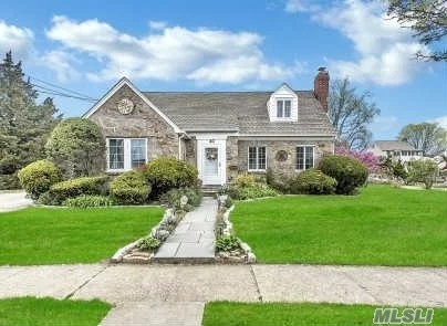 You&rsquo;ll Fall In Love With This Gracious All Fieldstone Waterfront Cape Set On Park Like Grounds. From The Foyer You Will See Straight Thru The Sun-Filled Lr W/Fpl To A Spacious Great Rm Overlooking 120&rsquo; Of Refaced Bulkhead. Fdr W/ 2 Sky-Lights, Eik Is A Chef&rsquo;s Dream W/ S.S., Granite & Lrg Custom Butcher Block Island W Prep Sink. 3 O/S Br&rsquo;s, 3 Baths. Lots Of Closets