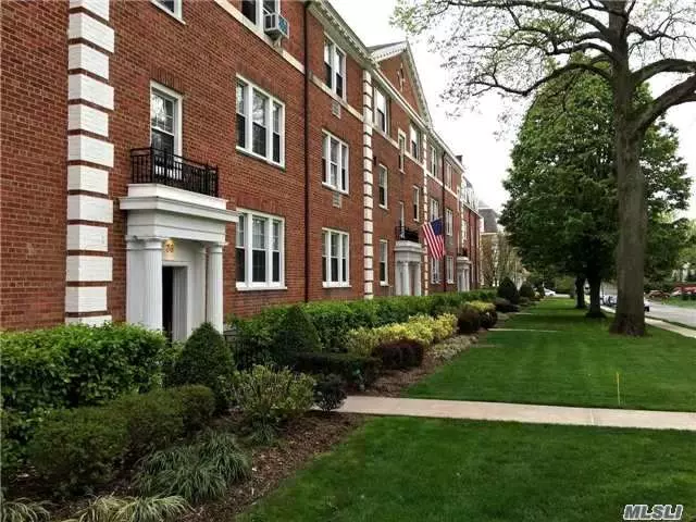 Very Spacious, Updated And Immaculate One Bedroom Unit In Hamilton Gardens. One Of The Only Developments That Allow Dogs!! Beautifully Maintained Grounds. Freshly Painted, Hardwood Floors, Updated Kitchen & Bath. Formal Dining Room, Very Spacious Living Room. Large Master Bedroom W/ Huge Closet. Plenty Of Closets, Convenient Location!! Laundry In Building.