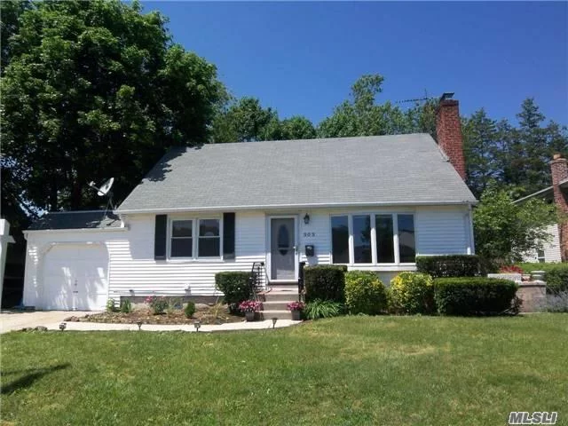 Great Cape In Desirable Plainedge Sd. Midblock Location W/ Nice Sized Yard. Updated Roof/Windows/Siding, Hardwood Floors, Open Layout, Updated Eik W/ Granite & Stainless Steel. Beautiful New Bath. New Heating System & 200 Amp Electric, Full Finished Basement W/ Ose & Bath. Will Not Last, Schedule A Viewing Today!