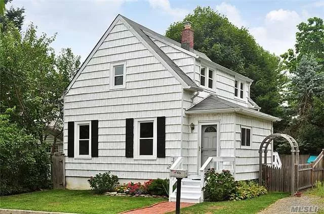 Perfect First Home With Wood Floors Throughout And A Spacious Eat-In-Kitchen In The Heart Of The Picturesque Village Of Locust Valley. The Home Has New Windows & A New Furnace. Move In Ready Great Value