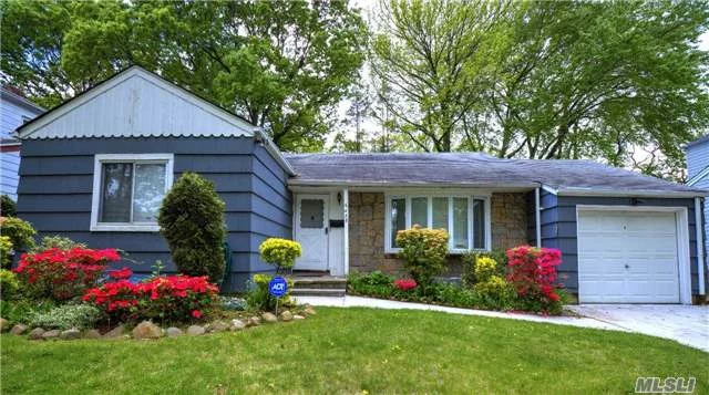 Expanded Ranch On Rare Over Sized 55X100 Lot In The Very Desirable Tall Oaks Area. 3Br, 2Ba, Full Finished Bsmt, Family Room Extension With Sky Light. Gas Cooking And Heat. New Cac, Updated Kitchen With S/S Appliances 3 Years Old. Express Bus Qm5/Qm8 To Manhattan. Q27/30/46/76/88 Local Bus. Close To Lie, Gcp And Clearview Expwy. Close To Lirr. School Dist #26.