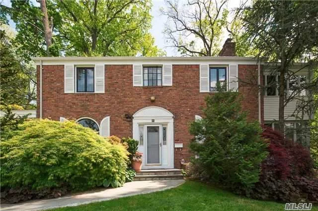 Gracious, Expanded Center Hall Colonial On Quiet Cul De Sac With Circular Driveway. Large, Airy, Bright Oversized Rooms With Potential For Main Floor Bedroom. House Is Located In Harbor Hills With Waterfront Pool And Tennis Courts. Low Taxes! House Comes With A Hardwired Generator.