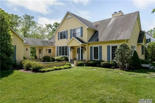 Spacious And Sunny Home With High Ceilings, Picturesque Pond And Adjacent To Wildlife Sanctuary. Minutes From Locust Valley Village And Multiple Train Stations To Nyc. Gc Golf Privileges. Homeowners Association.