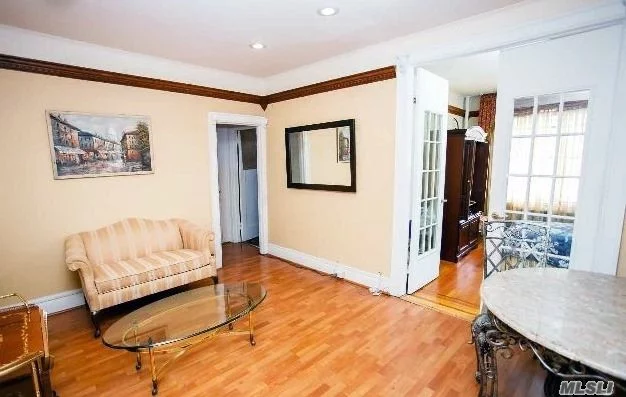 Lovely, Renovated Jnr.4 On The High First Floor. Renovated Kitchen And Bath;Move-In Ready. Located In The Historical Garden District;Close To All. Landmark Status Building With Original Details.And High Ceilings. Finished Basement With Storage Included.Pet Friendly!