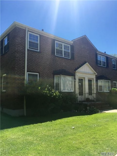 Brand New To The Market In Hollis Court - This Spacious Upper Corner Unit Sits Nicely On Well Kept Crisp Landscaped Grounds. Freshly Painted, Updated Kitchen With Bar Stools, Hardwood Flooring Throughout And An Attic For Storage. Garage Included As Well ! Near Schools, Shops & Transportation. Qm5 & Qm8