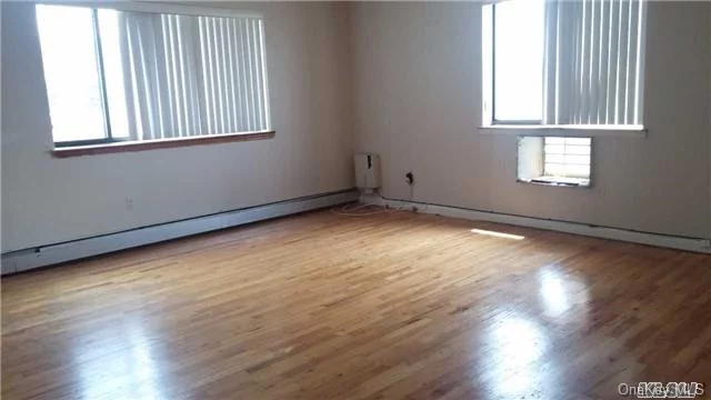 Large 2Br Apt , Wood Floor , Walk Distance Lirr Station, Near Shopping , Restaurant Area.