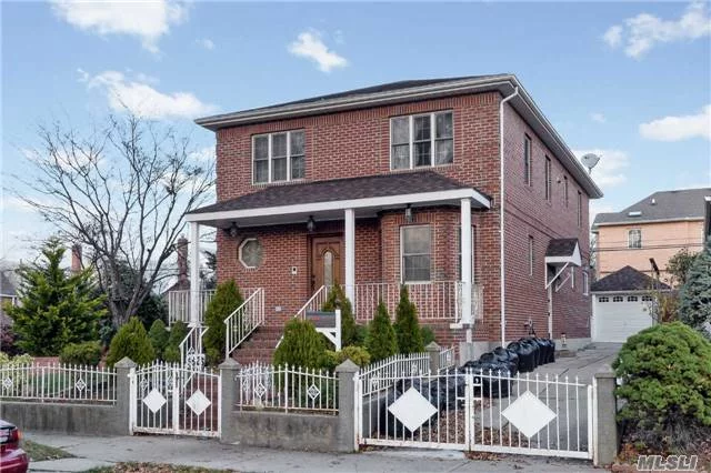 Superb & Spacious Mother/Daughter Colonial. Completed Renovated In 2019. Beautiful Hardwood Floors Throughout. Modern & Bright Eik. Lots Of Closets Space. Impressive Fenced Backyard. Plus Lots Of Potential. Ps 177, Jhs 216 Conveniently Located To Lie, Airports And Houses Of Worship