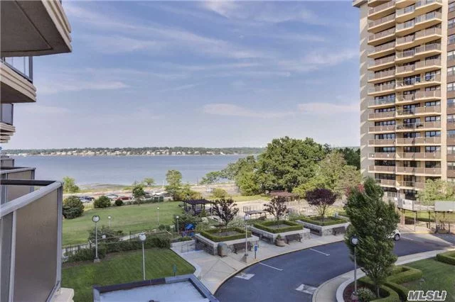 Move Right Into This Americana 1 Bedroom Deluxe Waterview Unit. Newly Renovated Kitchen W/ Granite Countertops, Stainless Steel Kitchen Aid Refridgerator And Stove. Bosche Dishwasher, Newly Renovated Bath, And Beautiful Parquet Flooring Throughout.