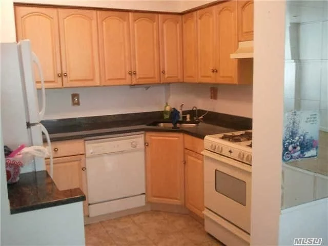 Washer And Dryer In Unit. 2 Bedrooms 1.5 Bath Apartment In Excellent Location, Close To Transportation, Bus Stops (Q27, Q26, Q65 0 Grocery Stores, Nest Door To Park,