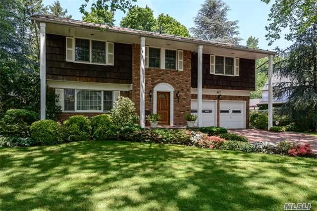 Beautiful 4Br Center Hall Colonial In The Heart Of Russell Gardens With Private Village Pool Club And Tennis. Home Features Elegant Entertaining Rooms, Spacious Bedrooms With Large Closets, Sun Filled Office, Eat In Kitchen With Granite Countertops And Slate Roof. Picturesque 1/4 Acre With Mature Plantings And Brick Patio, Perfect For Entertaining. Minutes To Lirr & Town.