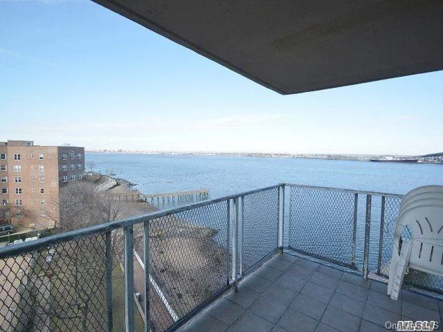 Oversized 2000Sq Ft Corner 3Br 2Bth W Huge Floor To Ceiling Windows That Highlights Stunning Views Of Bridge And Li Sound. This Open Floor Plan And Private Terrace Feels Like You Are Living In A Ranch House In The Sky. Freshly Painted With Sparkling Oak Floors And Closets Galore. Cryder House Is A Premiere Secure Gated Bldg , 24 Hour Drman, Gym And Heated Pool.