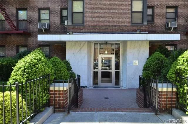 Spacious, Freshly Painted 1 Br & 1 Bth, 850 Sf Apt In Mint Condition. All Hardwood Floor With Oversized Living Area And Bedroom. Indoor Parking Garage Subject To Wait-List. Easy Access To Public Transportation And All Major Highways.