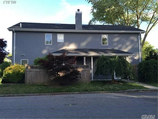 Desirable Manhasset Isle Duplex With Sunny And Spacious 2 Bedrooms And 3.5 Baths Featuring High Ceilings And Hardwood Floors Throughout. Cac. House Generator. Laundry Room With Bonus Room. Driveway For 2 Cars. Tenant Pays For Utilities. Available Immediately.