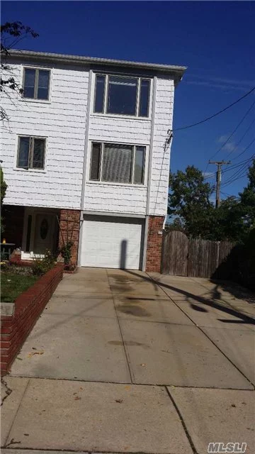 Beautiful Corner Duplex Unit With 2 Car Driveway, Big Master Bedroom With, 2 Full Bath, Plus 2 Nice Size Br, Very Bright Apartment With A Lot Of Windows. Close To All Bayside Shopping Center, Express Bus To Nyc, Lirr, Q16 Bus To Main St, Cross Island Pkwy, Clearview Expressway, Lie, Grand Central Parkway, Little Neck Bay Park, Marina And More.........