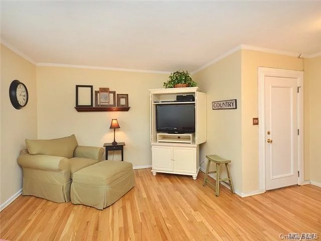 Large First Floor One Bedroom End Unit With Open Floor Plan. Bright Sun-Filled Living Room, Updated Kitch Opens To Dining Area. Wood Floors, Ample Closets And Views Of Courtyard. Roslyn Gardens Community, Close To Lirr And Historic Roslyn Village. Must See! Maintenance With Star $752.37