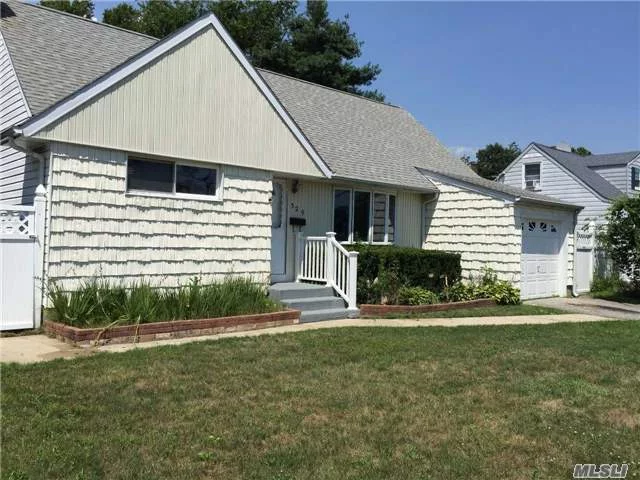 This Is It! Great Starter Home In Award Winning Plainedge #18. Just Painted And Gleaming Hardwood Thruout. Convenient Location To Parkways, Shopping & More. Lots Of Closets And Storage Space.