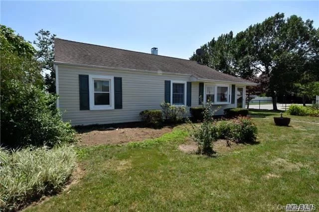 Perfect Starter Or Downsizer! Located North Of Cherry Ave This Lovely Home In Sd 21 Is Quick Access To The 135, Train And Downtown Bethpage! Beautifully Updated Kitchen Featuring Granite Counter Tops And Top Of The Line Appliances, Newly Renovated Bath, All New Carpeting, Solar Electric!(No Monthly Payments.Fully Paid For!) Kramer Lane Elementary!