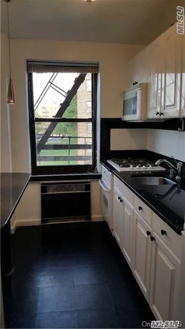 Beautiful Very Sunny Large One Bedroom Apartment. Amenities Include Pool, Tennis Court, Storage Room, Security. Many Parks, Near Shopping And Transportation. Amazing School Area.