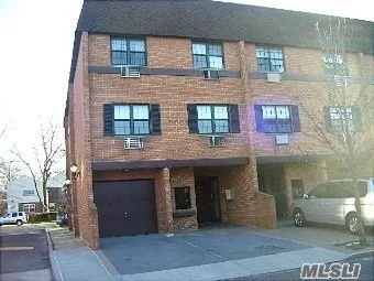 Mint Condition, 1Br Condo Apt, Washer And Dryer In The Unit. Near Shopping Center, Schools And Transportation(Q27, Q30, Q88 And Manhattan Express Bus).