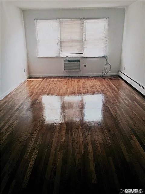 A Spacious, Bright And Renovated 3Br Apartment In North Flushing! A Block Away From Shopping, Good Fortune Supermarket, Cafe And 2 Blocks Away From Q44 Bus!Parking Available For Extra!