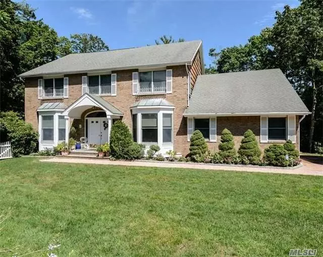 Bright & Meticulously Maintained! This Gracious 5 Bdrms 3.5 Bath Center Hall Colonial In Marchant Park Section Of Roslyn Located In A Quiet Cul De Sac. Fully Updated, Eik W/Granite Counters. Top Of The Line Appliances.Seperate Maids Head Quarter W/Full Bth.Lg. Size Rms, Newer Bths, Full House Generator, Beautifully Landscaped . East Hills Elementry. Many Extras.. Must See!