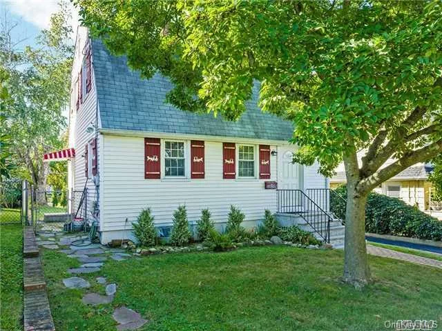 Totally Renovated Colonial In The Park Section. New Kitchen With Granite Counters And Ss Appliances, New Bathroom. Hardwood Floors, Private Backyard, Close To Town And Train.