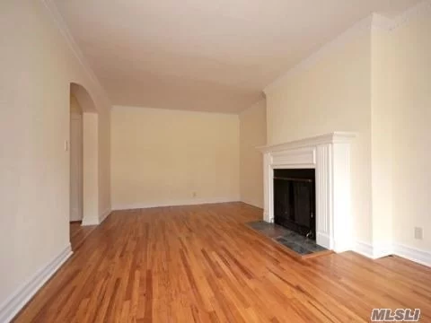 In Great Neck South Schools. Totally Renovated 1 Bedroom/1 Bath With Chef&rsquo;s Eat In Kitchen W/ Huge Bay Window, Stainless Appliances, Cherry Hardwood Cabinets & Tile Back-Splash. Beautiful Hardwood Floors Throughout, And Fireplace. Front-Facing Unit With Sunny Eastern Exposure. The Newest Gn Has To Offer In Top Location Near Lirr/North Shore & Northwell Hospitals!