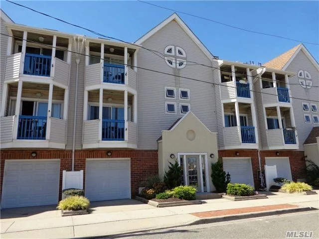 Mint 2Br Oceanview Townhouse W/Garage Parking. Near Ocean. Totally Renovated. Very Bright. Spacious Rooms. W/D Incl.