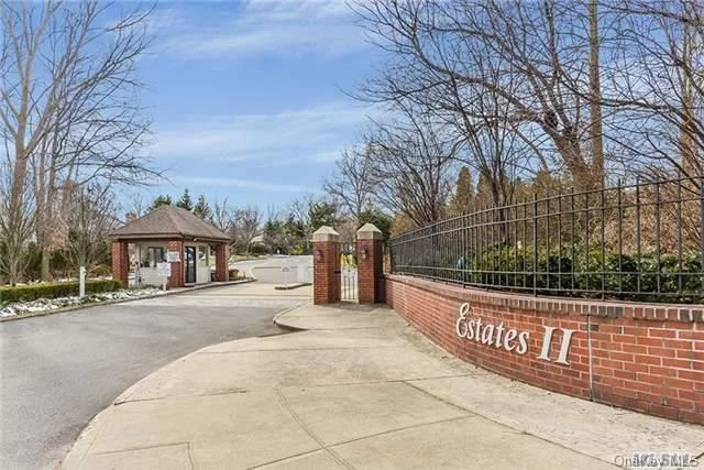 Estates Ii-Coronado. Easy Living In Quiet Location In Cul-De-Sac. Gated Community With 27/7 Security, Pool, Tennis, Gym, Clubhouse. Close To Lirr, Highways, Parks And Shopping.