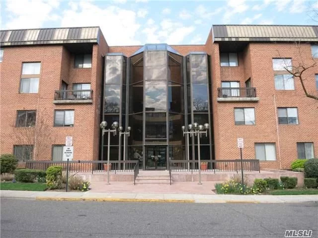 Upscale Elegant Condo Bld With Doorman, Gym + Option For 2 Indoor Parking Spots. Private Washer/Dryer In Unit. Lovely One Bedroom, Junior 4 (So Can Be Easily Converted To A 2 Bedroom). Near Lirr, Transit + Town. Gn South.