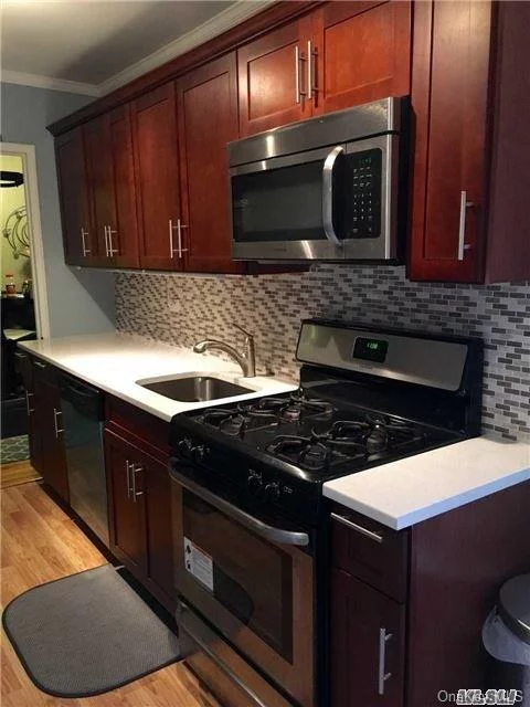 Beautiful Large One Bedroom, Living Room, Dining Room Area, Plus Gorgeous Renovated Eat-In-Kitchen. Unit Boasts Hardwood Floors & Crown Moldings. Development Has A Pool Club, Tennis Court, Basket Ball Courts, Close To Transportation To Nyc, Shopping & Restaurants. A Must See!