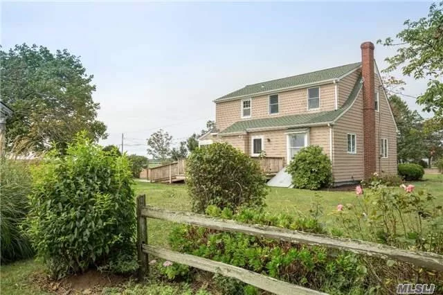 Vintage 1948 Cape In The Heart Of North Fork Farmland Surrounded By Preserved Land & Vineyards. Watch The Sunrise From The Back Deck, Take A Bike Ride To The Beach Or Your Favorite Vineyard, Stop At A Local Farm Stand, Watch The Sunset From The Screened-In Porch. A Perfect North Fork Day.