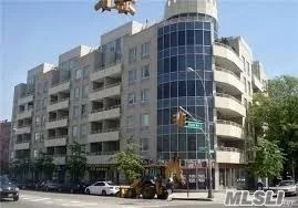 Located At Center Of Downtown Flushing, Convenient To All, High Quality Appliances, 24Hrs Doorman, Around 550Sqft.