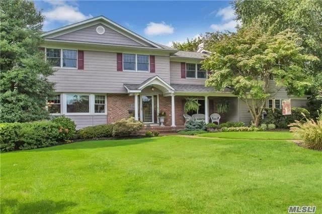 Brightwaters Lakes Impeccable 5Br, 3.5Bth Center Hall Colonial Set On Golf Course. Completely Updated W/Gorgeous Oversized Kit W/All Hi-End Appls, Full Fin Bsmt W/2 Car Gar, Cac, 3 Gas Fpls, Hw Flrs Throughout. A Perfect Home For A Lg Family!