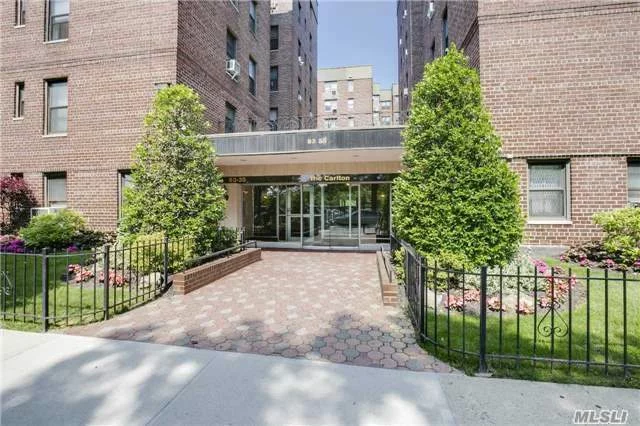 Beautiful Sun Filled Large One Bedroom Co-Op Apartment At The Carlton In Briarwood. Spacious Living Room, Kitchen W/ Ample Space For Cabinetry & Appliances & Large Bedroom W/ Closet Space. Verizon Fios & Time Warner Ready, Washer & Dryer In Building. Convenient To F Train Subway, Express Buses To Manhattan, Major Highways, Courts,  Private Parking In Garage (Waitlist).