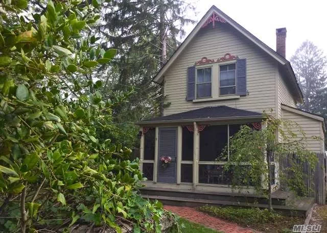 Charming Cottage In A Beautiful Neighborhood. Brand New Kitchen With Quartz Counter Top, Ss Appliances. Gorgeous Wood Floors, New Washer / Dryer, Great Front Porch And Deck In A Nice Private Setting.