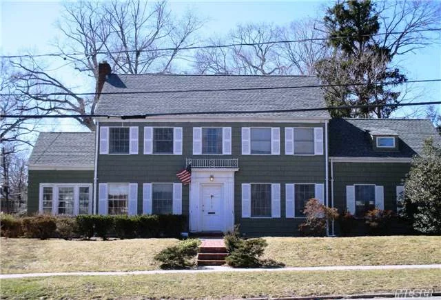 Spacious, Recently Renovated Chc In The Heart Of Munsey Park. 5 Bedrooms/3 Renovated Baths. New Eat-In-Kitchen. New 2-Zone Cac, New Heating System, 2 Car Garage. Convenient To Munsey Park Elementary School, Town & Lirr.