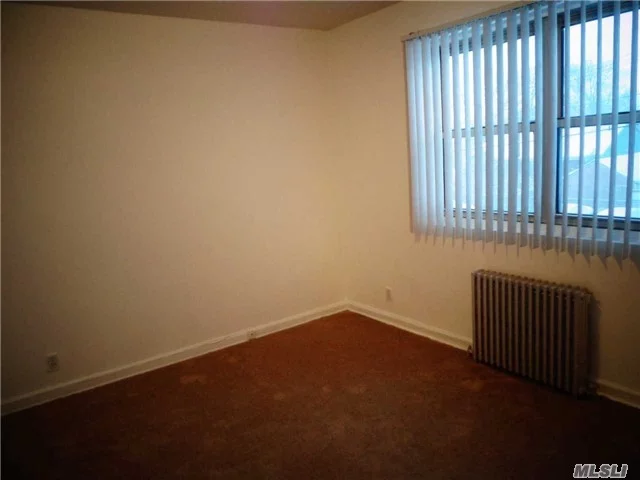 Lovely And Sunshine Filled I Bth Rm. Unit With New Corpett Hardwood Floors, Kitchen Cabinets, A/G Unit And Appliances. Move In Condition. Close To All Your Needs Eg: Banks, Supermarkets, Schools, Transportation And Parkway.