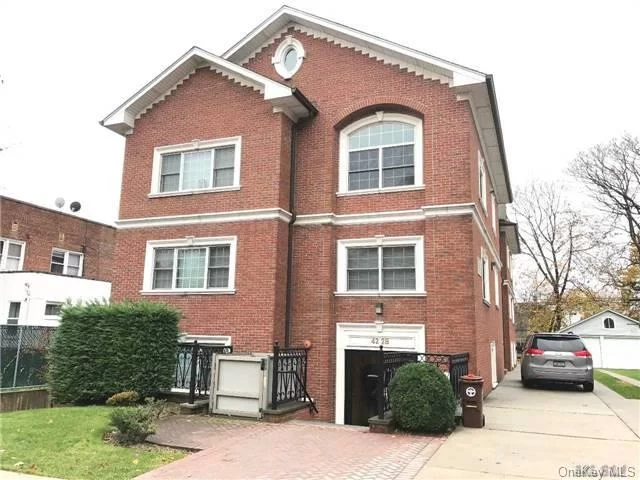 Beautiful 10-Yr New Condo (795 Sq.Ft) In Very Convenient Neighborhood. Granite Kitchen And Bath. Has Laundry Inside Building. 2-Block To Lirr Station, Northern Blvd And Bell Blvd Shops. Easy To Commute With Public Transportation. School District #26.