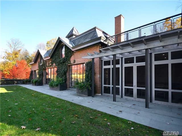 Designed By Steven Harris Architects Nyc As A Re-Design For What Was An Old Carriage House. Sha Designed The House With A Carriage House Aesthetic And Worked To Keep The Original Feel And Tradition Of The House While Creating Stunning Modern And Comfortable Living Spaces.The Emphasis On Clean Lines Throughout And Bright Open Spaces And Light.