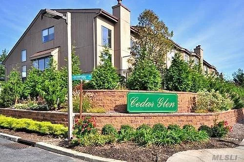 All The Comforts Of A House Without The Worry! 3 Br, 2.55 Bth Townhouse In Cedar Glen. Spacious Lr W/ Fpl, Fdr & Eik Opening Onto Patio. Full Fin Bsmt W/ Family Room, 1/2 Bth & Storage. Mstr Ste Boasts Full Bth & Wic. Sd#14. Convenient To Lirr, Shops, Houses Of Worship. Enjoy Community Pool, Tennis & Bball